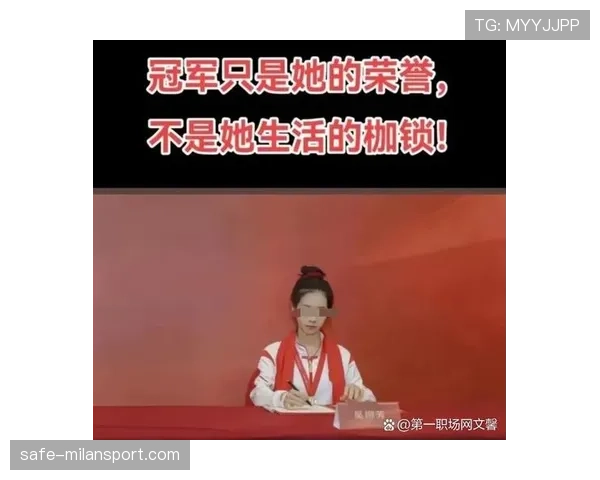 吴柳芳今天居然在人群里像个明星，身边那些普通日常咋跟她搭界？