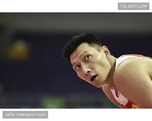 无语，易建联随手披的一件外套能让我吃一个月方便面